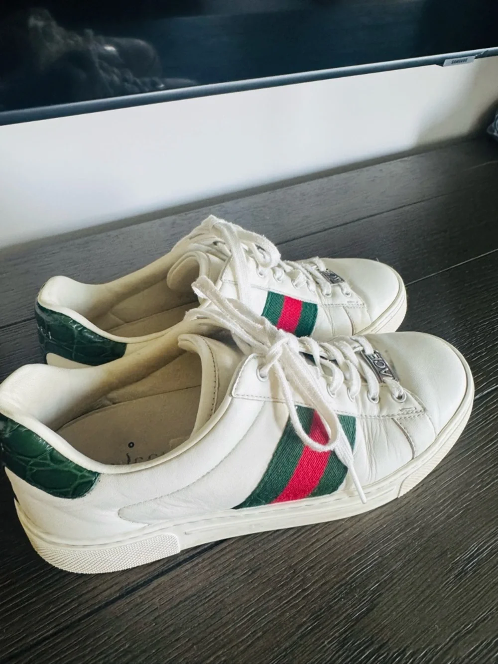 Gucci White Leather Sneakers with Green and Red Stripe - Picture 2 of 4